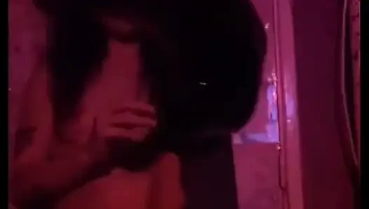 Cewek mungil dengan masked bunny domme bikin kamu jilat sepatu botnya setelah pakai sepatu hak tinggi