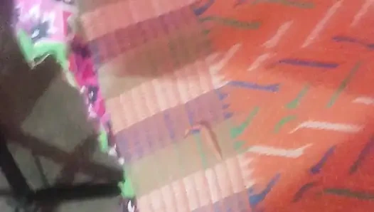 Я позвонила моей красивой сексуальной милфе в мою комнату, сложил ее на кровать и ввел мой пенис в ее киску.