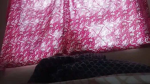 Astaga, aku crot! Memek basahku yang panas menetes dengan krim. Close up.