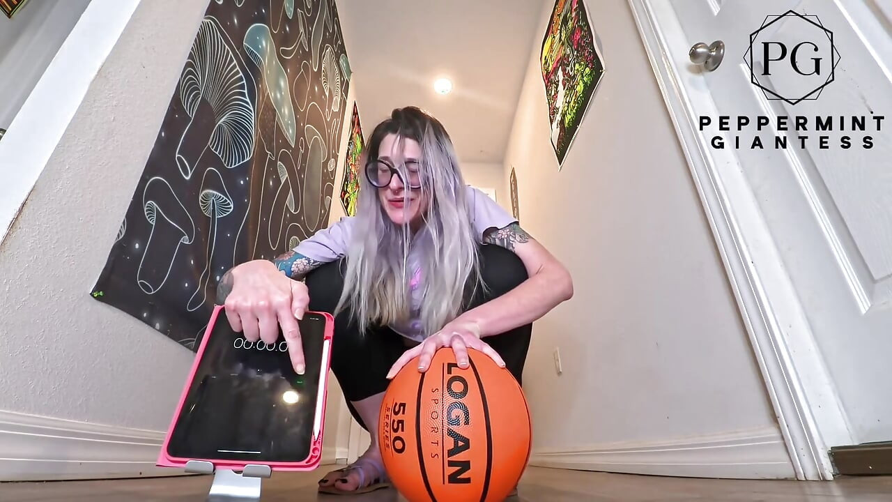 6'7 Tall Goddess One-handed Basketball Hold Challenge How Long Can These Huge Hands Dominate?