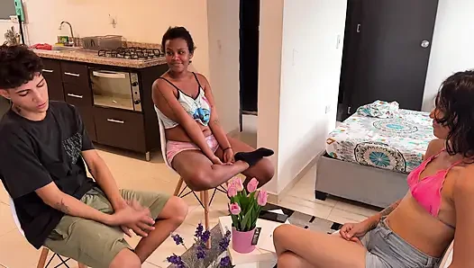 Aku melakukan threesome dengan dua gadis berusia 18 tahun dan kami memiliki seks terbaik dalam hidup kami.