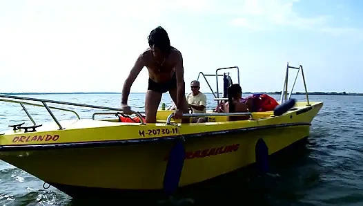 Cewek-cewek hot ini didobel penetasi di luar ruangan saat liburan