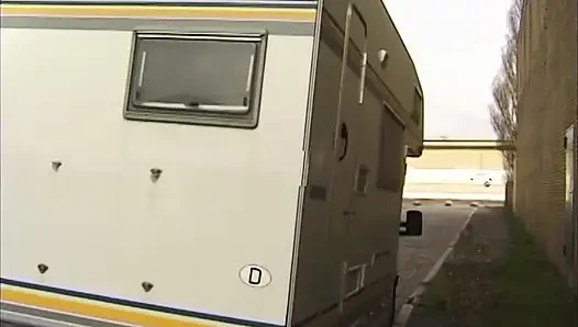 Секс в машине с блондинкой-пумой, которая любит камшот на лицо