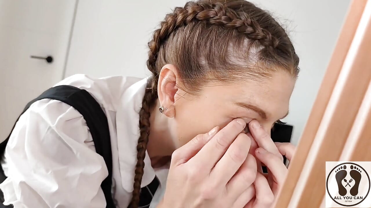 Godess milf em uniforme universitário tomando banho e se masturba