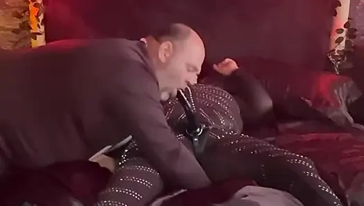 Bölüm 1:- Kraliçe vampir rahibi yarak emen bir fahişeye dönüştürüyor!