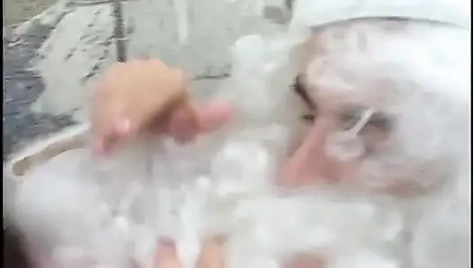 Tonton sinterklas datang untuk nyepong kontol yang enak