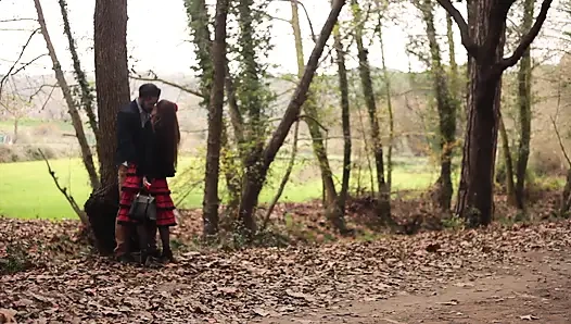 Polka Dot Etekli Hatun Ormanda Sert Sikiliyor