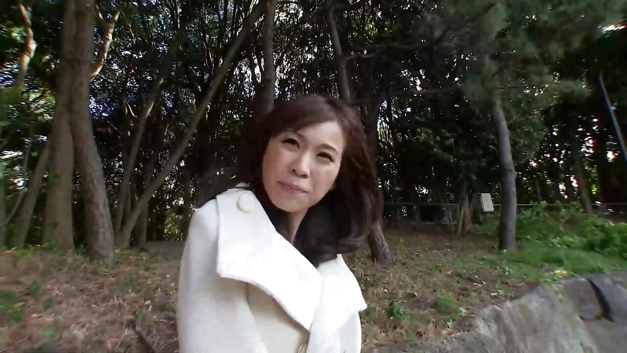 Une Asiatique a envie de se faire baiser pendant un casting et lui mange la bite