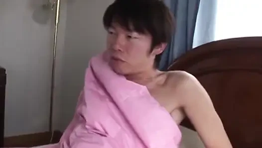 Pembe kostümlü olgun esmer kadının yüzüne büyük bir boşalma