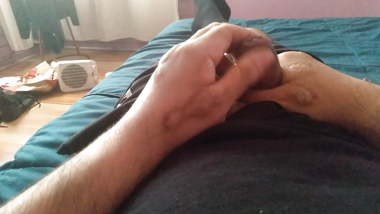 Seksverslaafde jongen raakt zijn grote penis aan