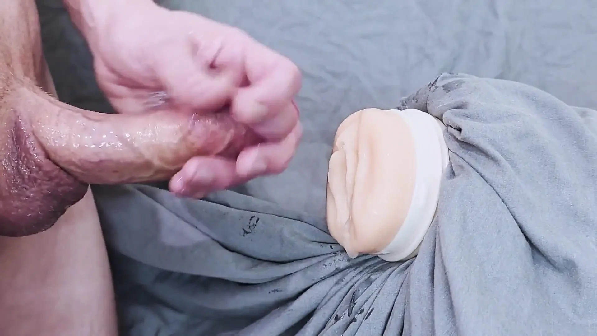 大湿润的鸡巴为Fleshlight Asmr呻吟而高潮
