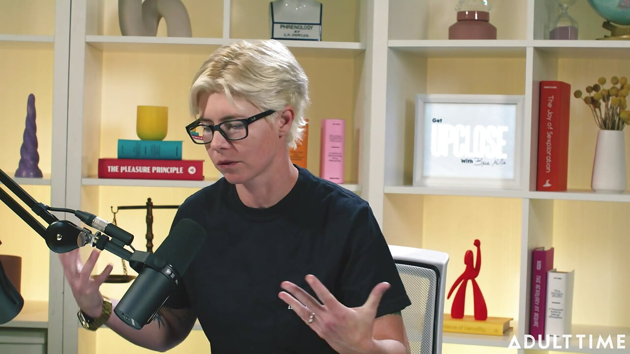 Khloe Kingsley spriccel a kamerába és a vörös zászlók a felnőtt idő podcast