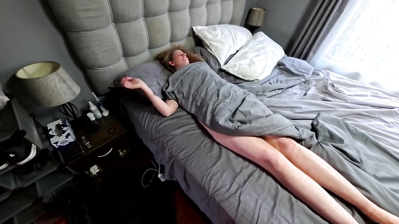 MILF Masturbiert Am Frühen Morgen Nach Dem Aufwachen