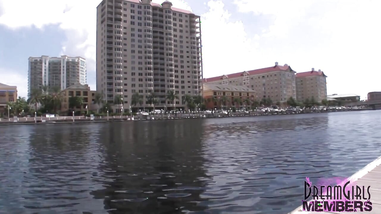 이 핫한 라틴계 여자에게 자연의 젖탱이와 두꺼운 엉덩이