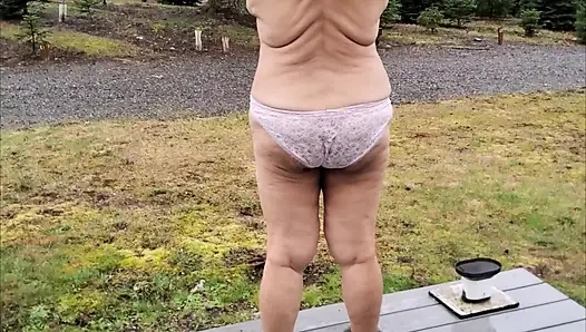 Dışarısı soğuk ve iki kez işemek zorunda kaldım