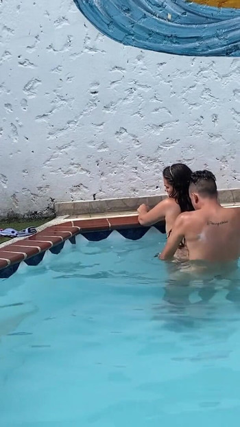 Detik menakjubkan dari "jiran meninggalkan suaminya di rumah untuk mengongkek tengok pertama di kolam"