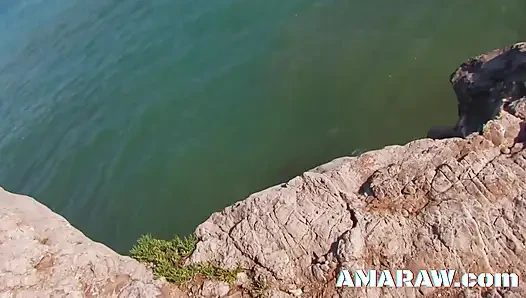 Пляжная трахающаяся брюнетка Alyssa Wild раком грубо