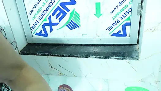 Kocası bugün mutfakta mutfak eşyaları temizlerken karısını terk etti.