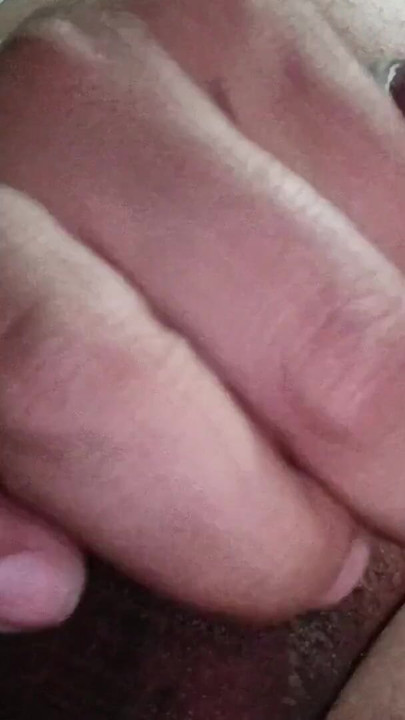 Biraz mastürbasyon yaparken sünnetim geri çekiliyor. | Klip 1