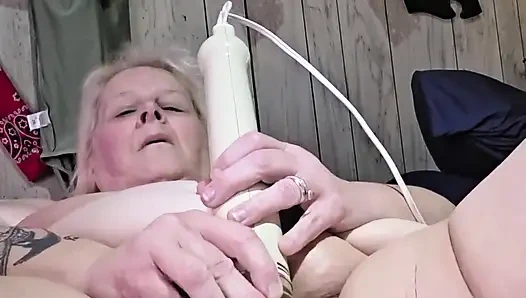 Dildolar çalışmadığında canavar titreşimler amcığı acıtıyor