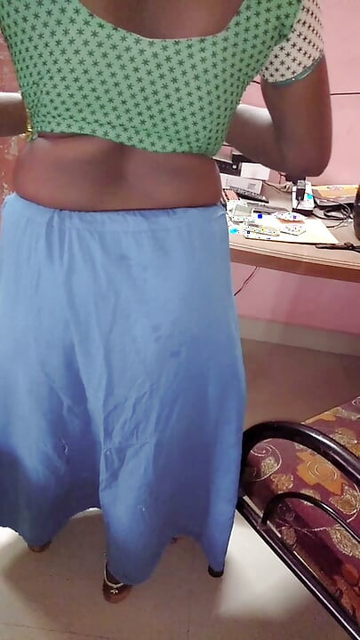 Istri tamil india renu lagi asik muasin memeknya pakai handuk sambil bugil sambil pakai kain sperma hangat! Indianhotwifex