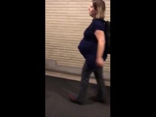 Sexy incinta alla stazione ferroviaria