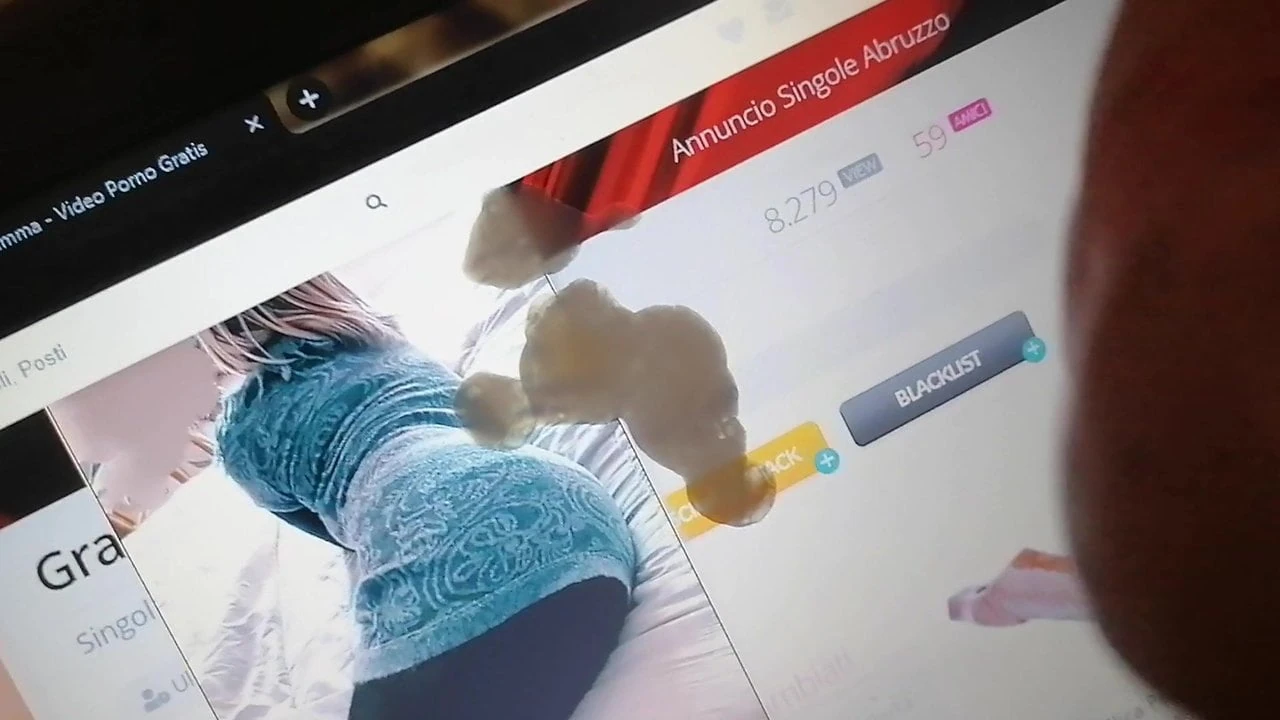 L'emozione di GranPorka vedendo le sue foto sborrate