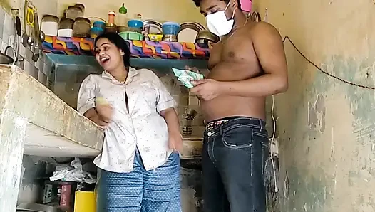 Kakak iparku mencubit pentil besar adik iparku di holi, seks liar di dapur