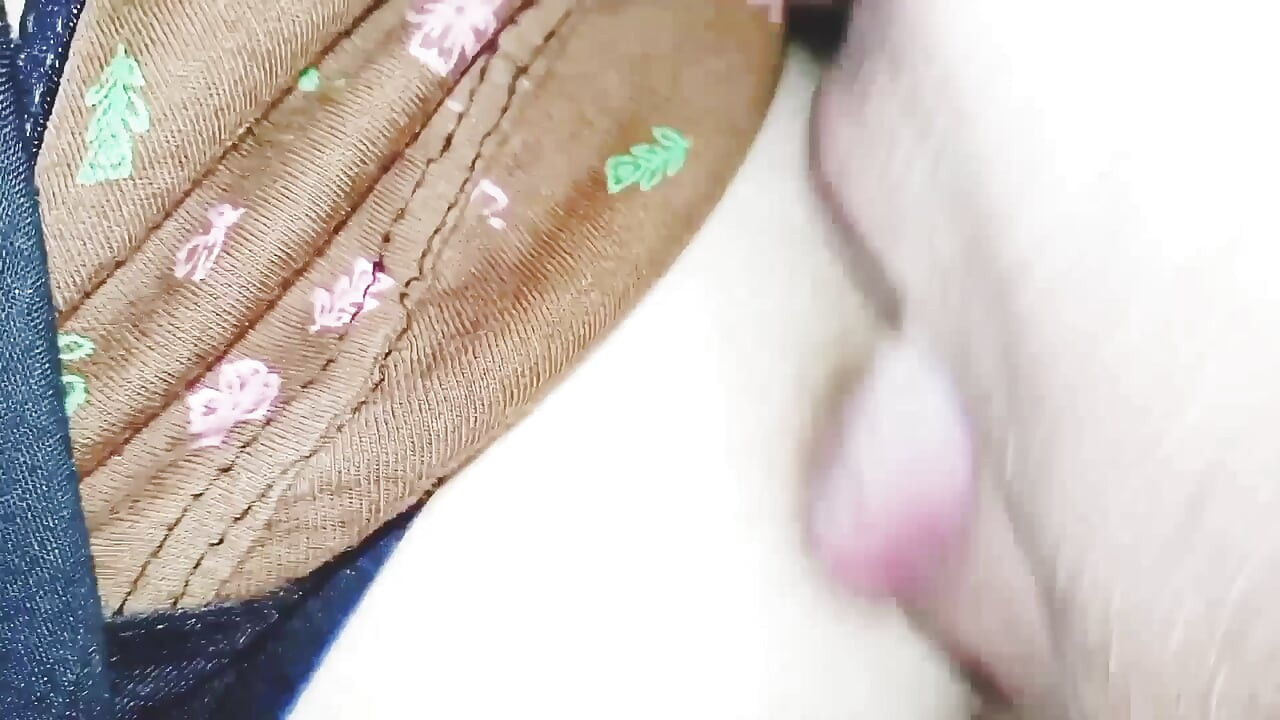 Yakın çekim sert sikişiyor ve domaltarak sikişiyor seks videosu