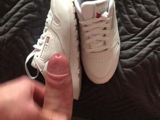 Shoe cum - grosse charge (reebok)