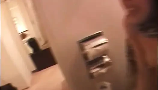 Пока ее бойфренда нету