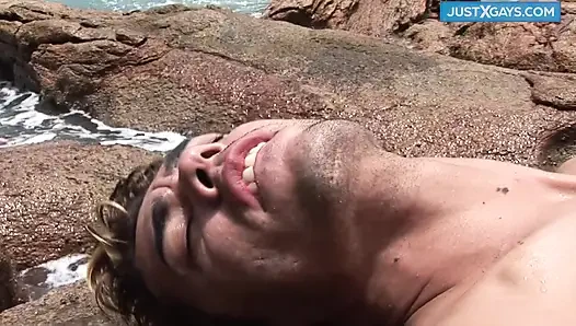 Derin anal eşcinsel plajda prezervatifsiz sikişiyor