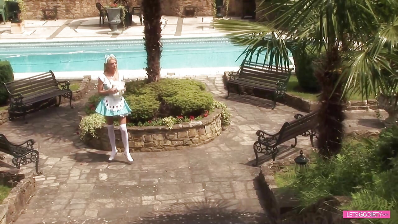 Parodia a tre all'aperto con una miLF arrapata