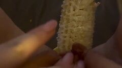 Dedo minha buceta lubrificada enquanto eu me fodo com uma espiga de milho