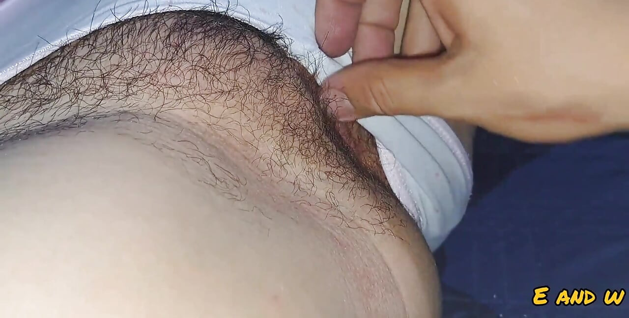 Min lilla granne knullar mig på golvet med sin lilla penis