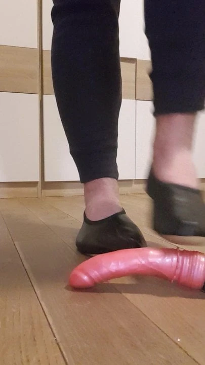 Blaik ledar jimnastik slipar ek dildo ke sath khelte hain