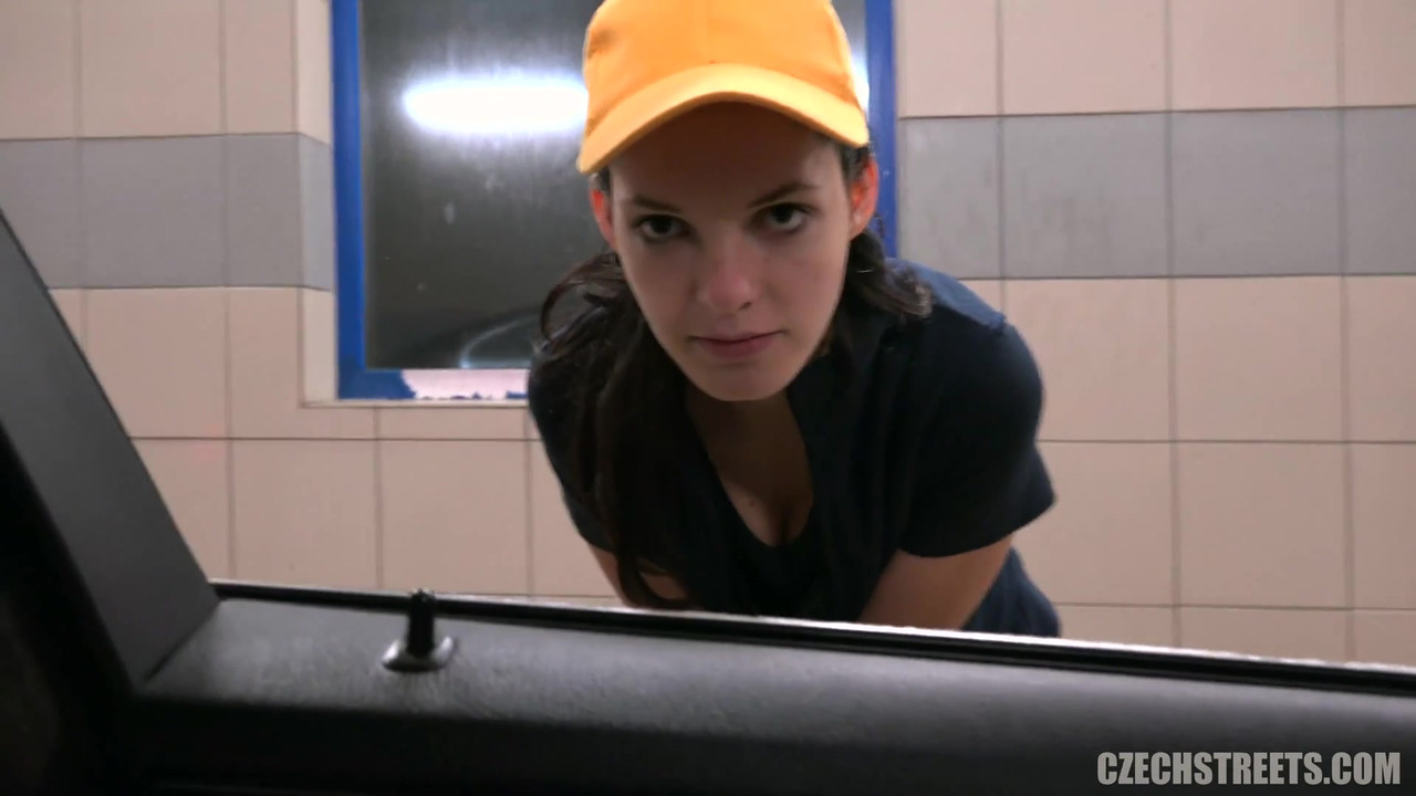 Czech Streets - 洗车美女