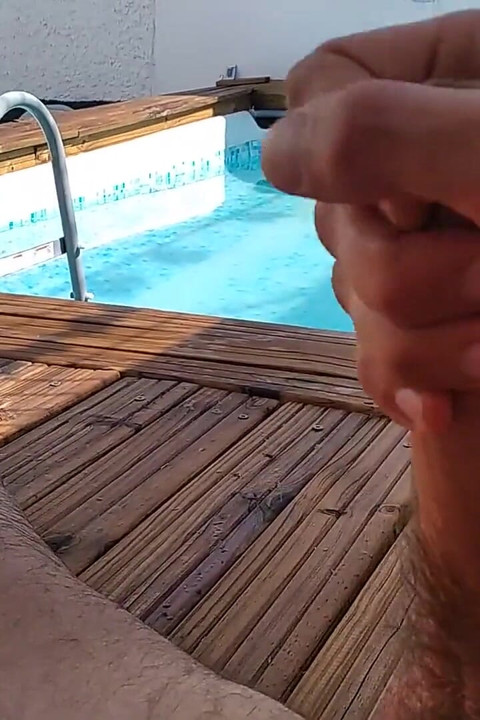 Pyszne spust z wielkiego kutasa w basenie chill out