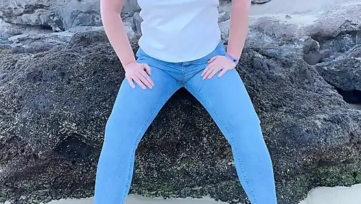 Kencing di celana jins ketat di pantai