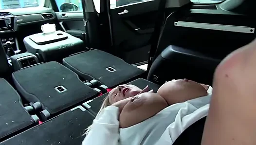 Schöne MILF mit dicken möpsen wird im freien und im auto gefickt