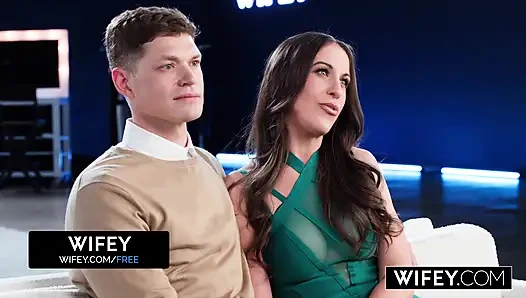 Женушка-сногсшибательная хотвайф Amiee Cambridge растянута чудовищным большим черным членом, держа руки муженька