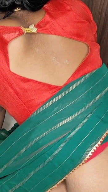 Iconic moment from "Komal's husband made the maid Bai stand at the door and enter her"