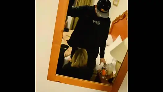 Симпатичные девушки становятся дикими в отпуске, сосет и трахаются повсюду