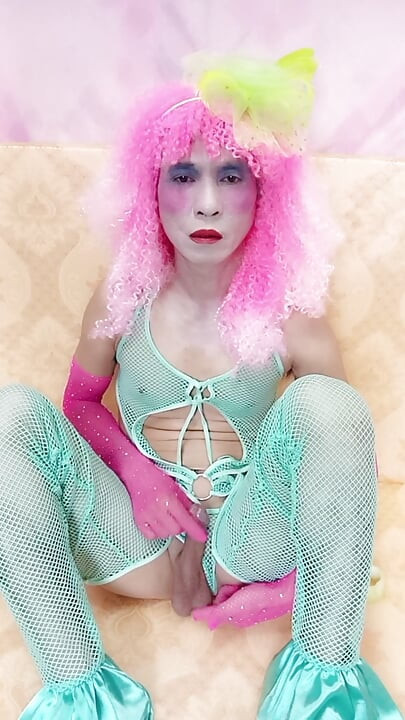 Transjendar onh le seksi kapre pahanakar porn karti hai, bahut jyada maza aa raha hai.