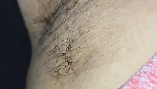 Melove pamer ketiak berbulu dan memeknya...