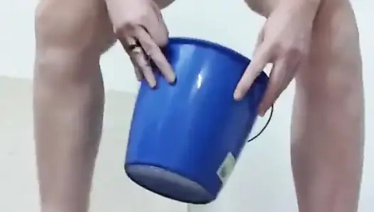 Julie vajinada sigara içiyor