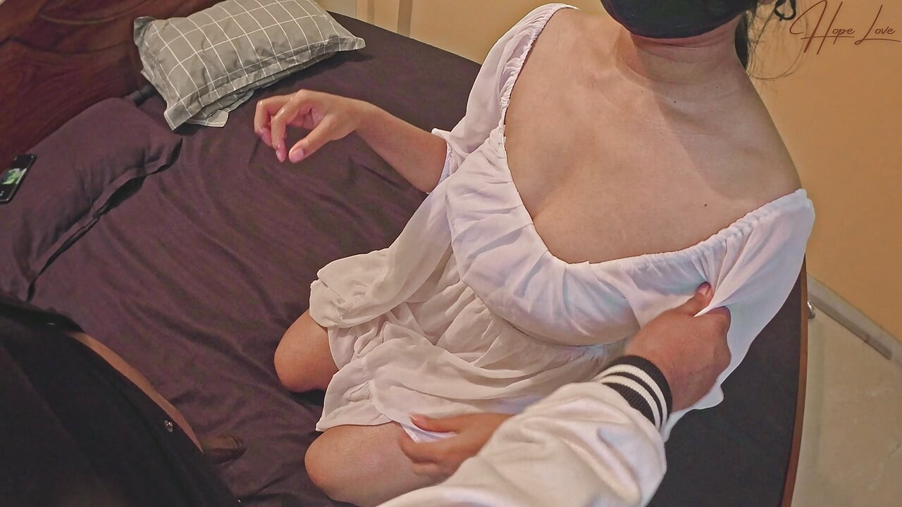 継父は家に誰もいないときに私の穴をファックします