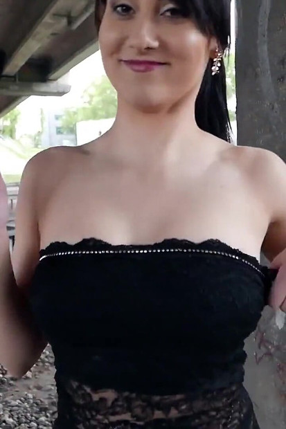 Selena Merokok Di Luar
