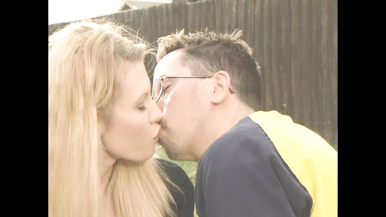 Ela Quer Ser Fodida Ao Ar Livre, E Ela Sabe Como Fazê-lo Desfrutar