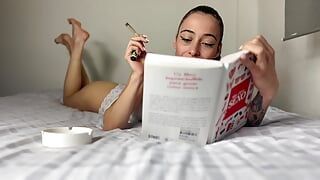 Sofía sweetsecrett se pone cachonda leyendo relatos eroticos